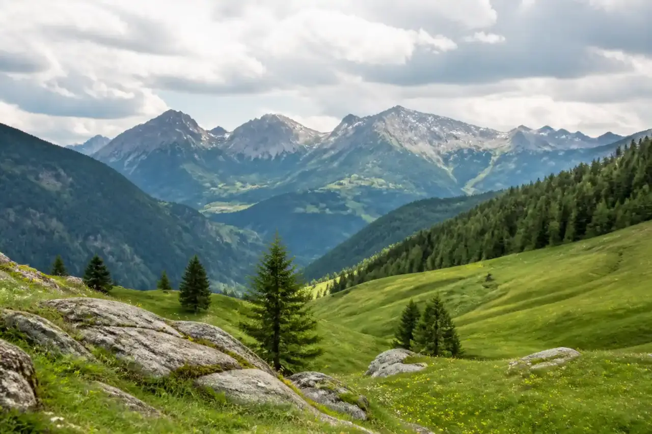 Sommet alpin enneigé du Tyrol dans une composition minimaliste