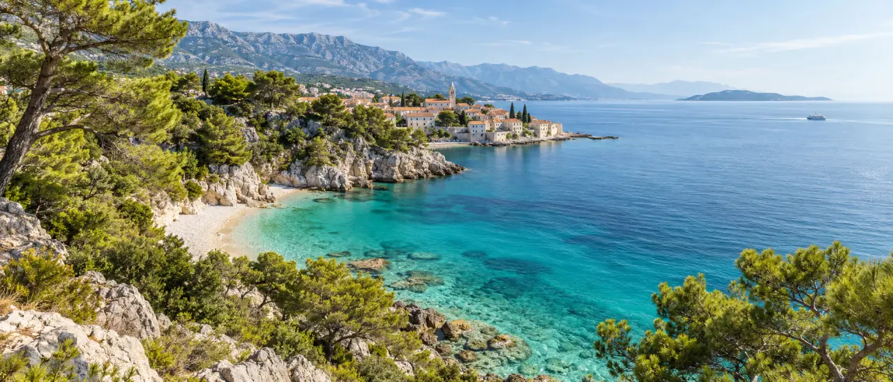 Crique de galets et eaux turquoise pour des vacances en Croatie au bord de la mer