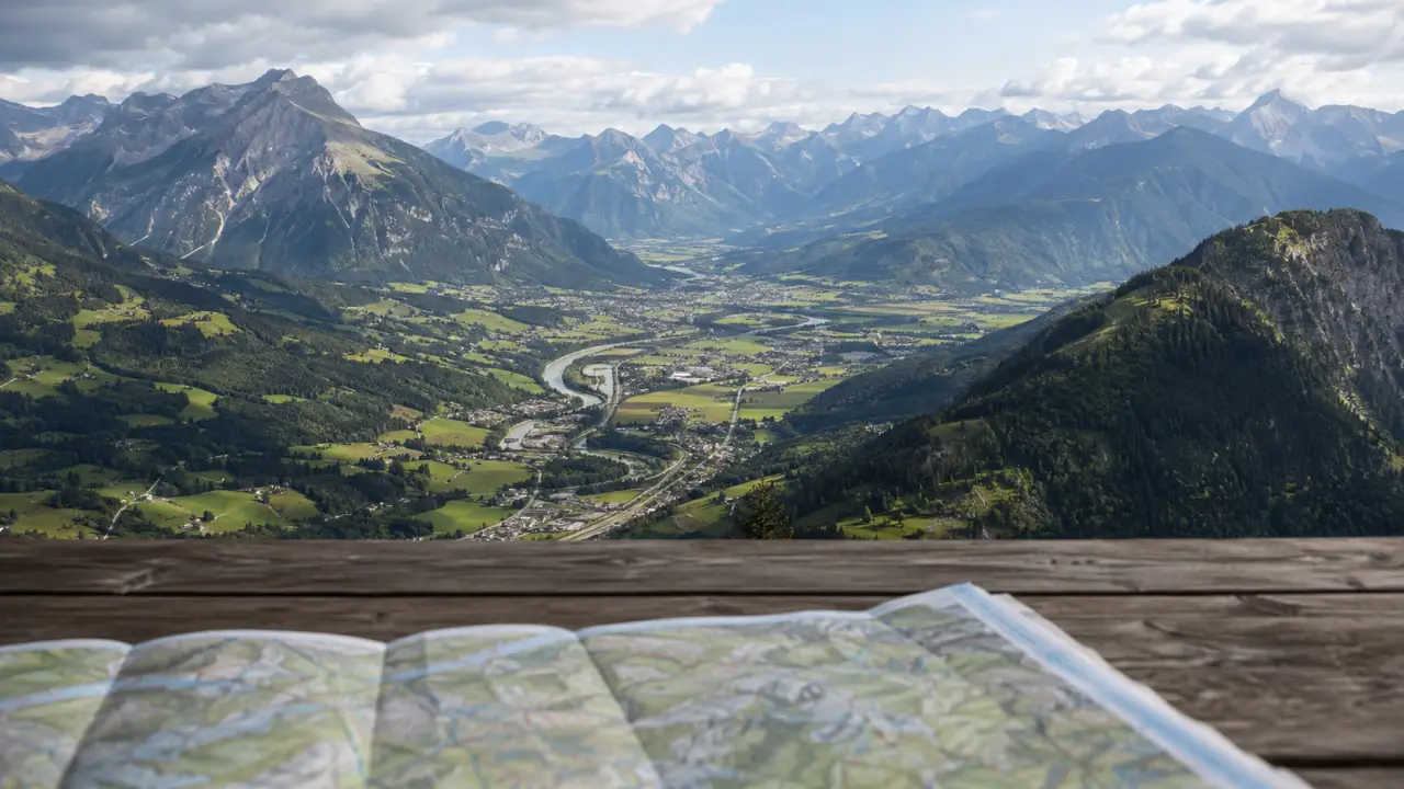Composition minimaliste représentant une carte topographique stylisée du Tyrol